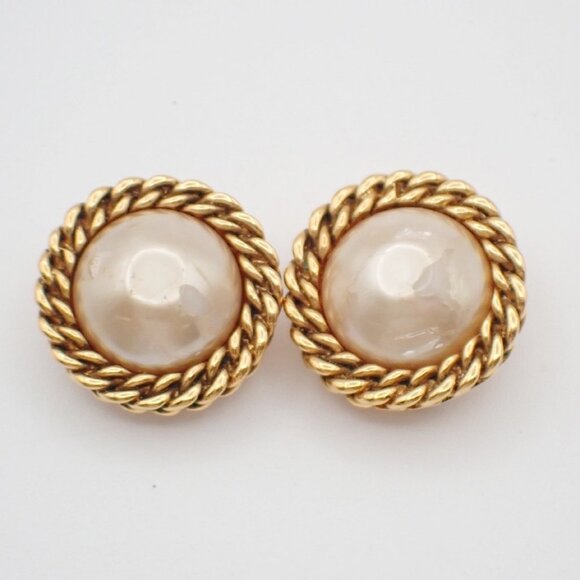 CHANEL CC Logo Imitation pearl Round Button Earrings Clip-On GHW 61RF537 - Picture 1 of 10